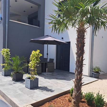 Apartments Pina Корнич Екстер'єр фото